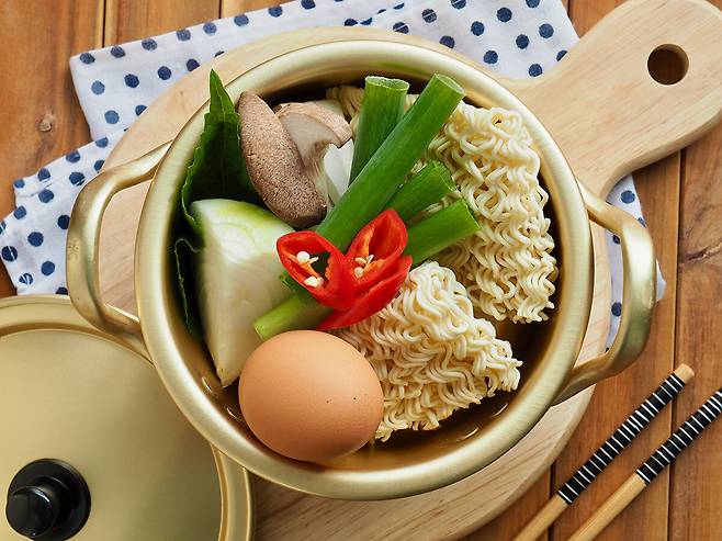 계란과 채소를 곁들인 라면 재료 구성. 게티이미지뱅크
