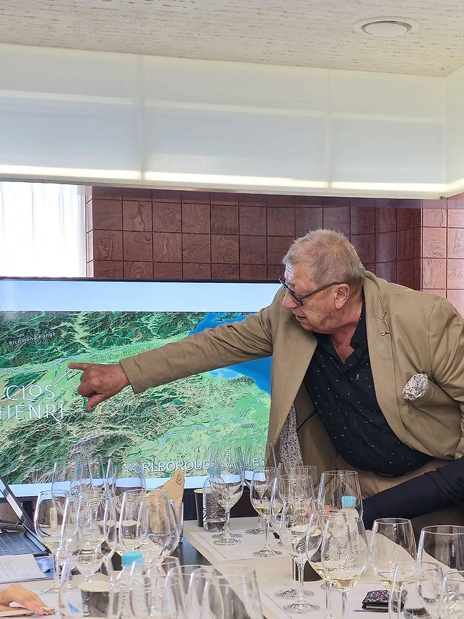 끌로 앙리 포도밭 떼루아를 설명하는 장-마리 부르주아. 최현태 기자