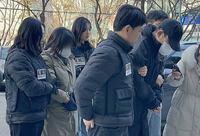 70대 어머니를 폭행해 사망에 이르게 한 혐의를 받는 40대 남매가 지난 12일 서울 양천구 서울남부지법에서 열린 구속 전 피의자심문(영장실질심사)에 출석하고 있다. 뉴스1