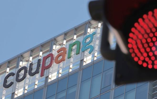 12월1일 서울 송파구 쿠팡 본사 앞에 붉은색 신호등이 켜져 있다. ⓒ시사저널 박정훈