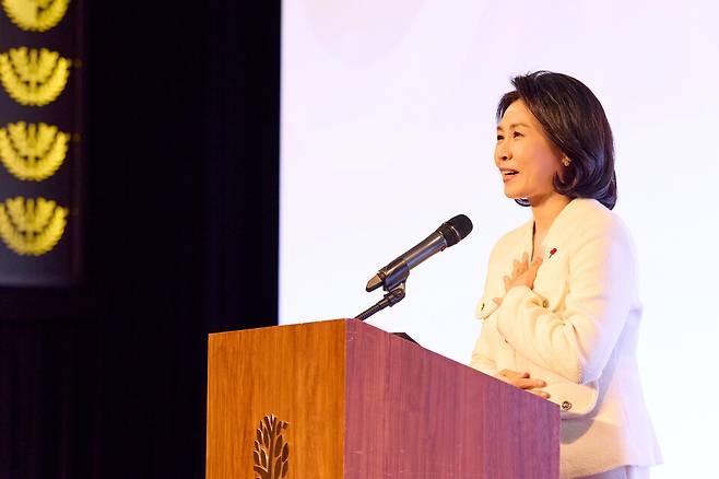 김혜경 여사가 12일 서울 중구 남산 반얀트리 클럽 앤 스파에서 열린 불교지도자 초청 국민화합기원 송년만찬에서 인사말을 하고 있다. ⓒ연합뉴스