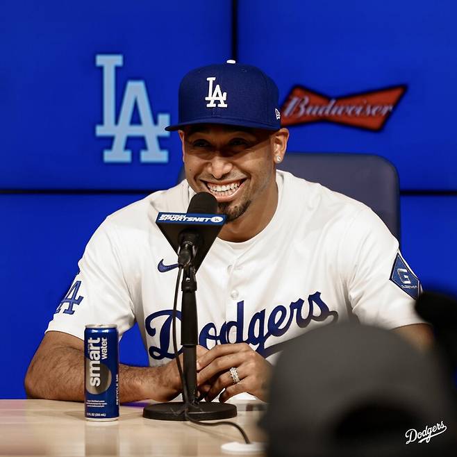 ▲ 에드윈 디아스가 다저스 유니폼을 입고 입단 기자회견에 참석했다. ⓒ LA 다저스