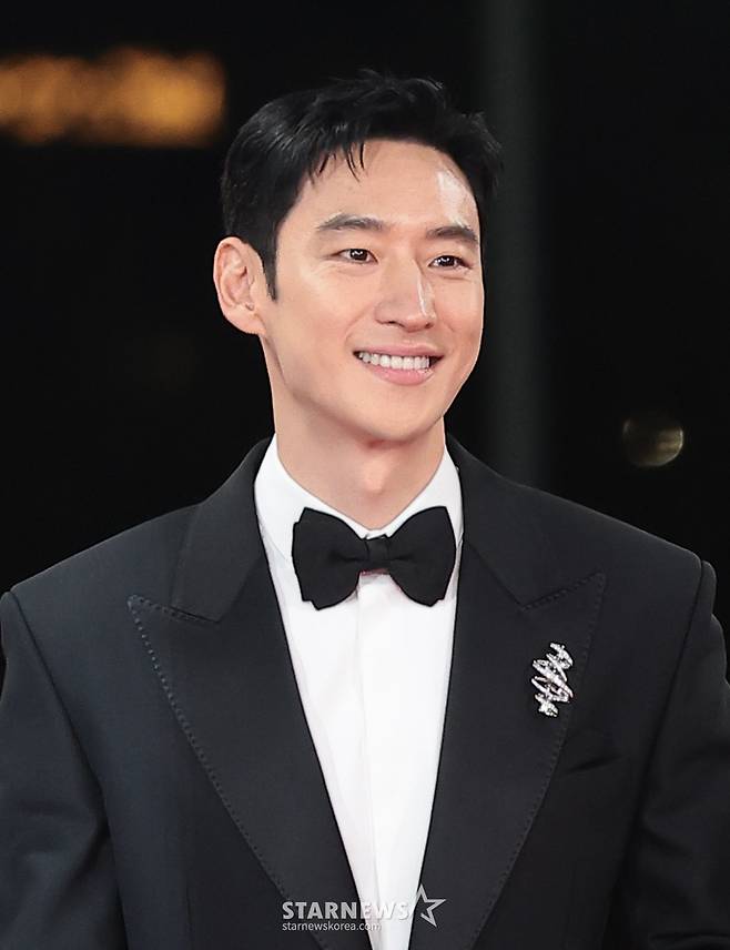 (서울=뉴스1) 권현진 기자 = 배우 이제훈이 19일 오후 서울 영등포구 KBS홀에서 열린 제46회 청룡영화상 시상식에 참석해 레드카펫을 밟고 있다. 2025.11.19/뉴스1 Copyright (C) 뉴스1. All rights reserved. 무단 전재 및 재배포, AI학습 이용 금지. /사진=(서울=뉴스1) 권현진 기자