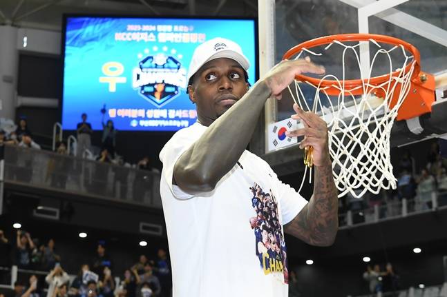 라건아가 KCC 시절인 2023~24시즌 챔피언결정전 우승 후 그물 자르기 행사를 하고 있다. /사진=KBL 제공