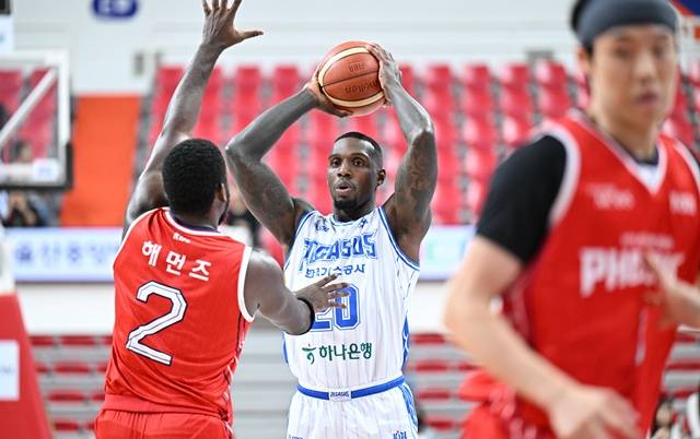 라건아(가운데). /사진=KBL 제공