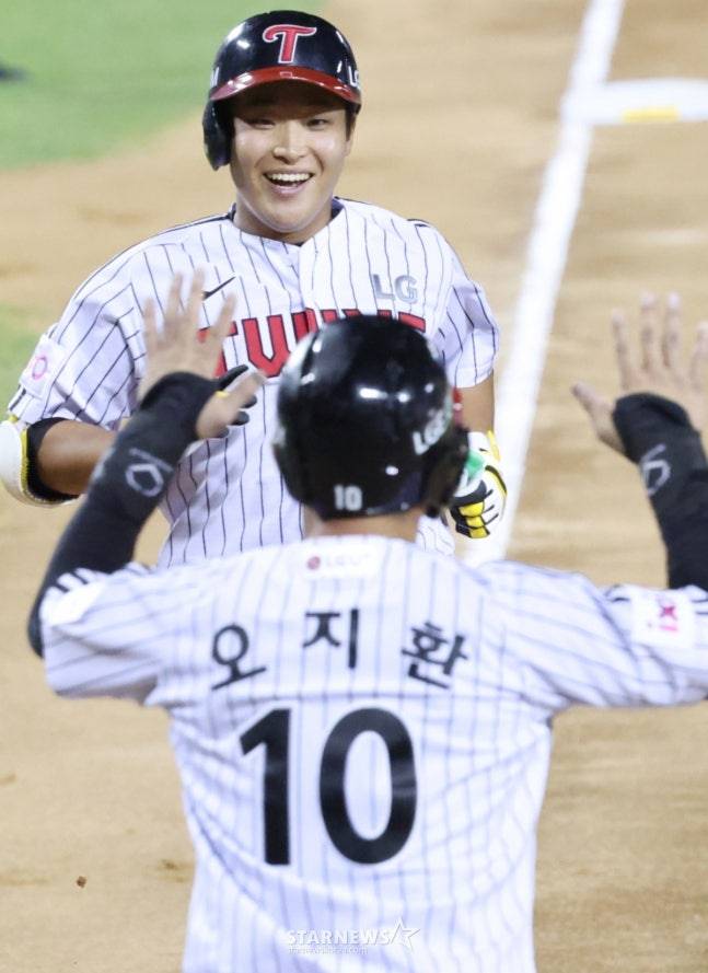 2025 신한 SOL Bank KBO리그 LG 트윈스 대 키움 히어로즈 경기가 7월 10일 서울 잠실야구장에서 열렸다.  LG 7회말 1사 1루에서 대타로 나온 박관우가 동점 2점 홈런을 날리고 홈인하고 있다.