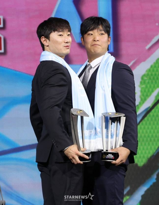 박관우(오른쪽)와 신민재. /사진=김진경 대기자