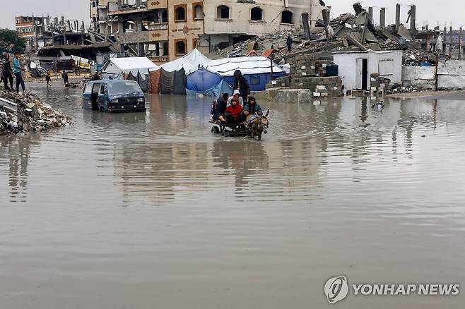 가자지구 홍수 (가자시티 로이터=연합뉴스) 12일(현지시간) 가자시티 거리가 홍수로 물에 잠겼다. 2025.12.12 photo@yna.co.kr