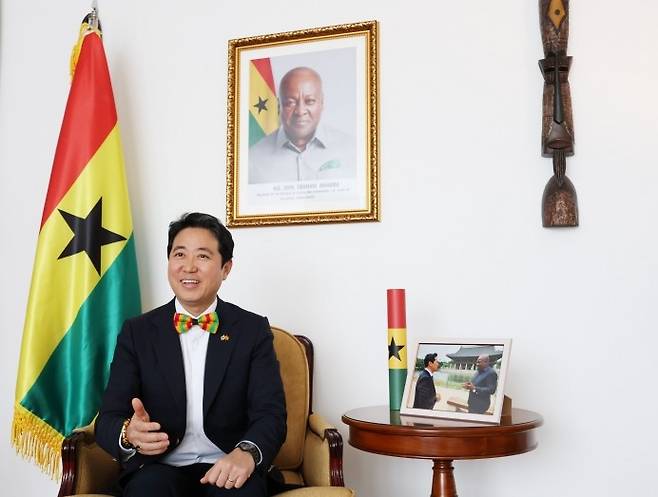 인터뷰하는 최고조 주한 가나대사 (서울=연합뉴스) 이지은 기자 = 최고조 주한 가나대사가 지난 12일 서울 용산구 주한 가나대사관저에서 연합뉴스와 인터뷰를 하고 있다. 2025.12.13 jieunlee@yna.co.kr (끝)