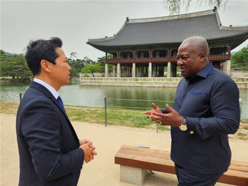 2022년 방한한 존 마하마 현 가나 대통령과 얘기하는 최고조 현 대사 [최고조 주한 가나대사 제공. 재판매 및 DB 금지]