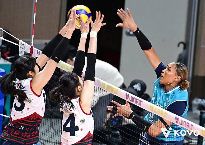 실바의 공격을 가로막는 정지윤과 양효진 (서울=연합뉴스) 현대건설 정지윤(왼쪽)과 양효진(가운데)이 13일 서울 장충체육관에서 열린 프로배구 여자부 방문 경기에서 GS칼텍스 실바의 공격을 막고 있다. [한국배구연맹 제공. 재판매 및 DB 금지]