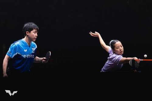 리시브하는 신유빈과 지켜보는 임종훈 [WTT 인스타그램 캡처. 재판매 및 DB 금지]