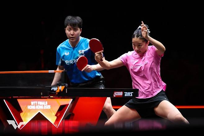 WTT 파이널스 홍콩 경기에서 공격하는 신유빈(오른쪽) [WTT 인스타그램 캡처. 재판매 및 DB 금지]