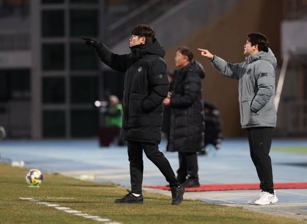 8일 수원종합운동장에서 열린 프로축구 승강 플레이오프 2차전 수원FC와 부천FC의 경기. 김은중 수원FC 감독(왼쪽)이 선수들에게 지시하고 있다.  2025.12.8 /연합뉴스