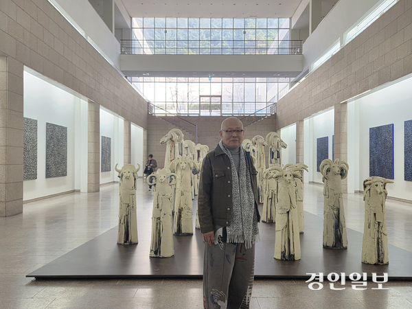 신상호 작가가 국립현대미술관 과천관에서 열린 ‘신상호:무한변주’전 언론공개회에서 기념 촬영을 하고 있다. 2025.11.26 /이시은기자 see@kyeongin.com