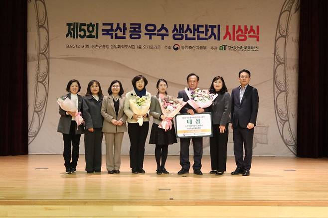 사진은 대상 수상의 영예를 안은 서순창농협 관계자들.