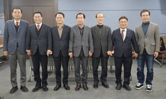 '경남교육감 후보 단일화 연대'가 1차 여론조사 결과를 발표하기 전 7명의 후보가 나란히 서 기념촬영을 했다. 이날 권순기, 김상권, 김영곤, 최병헌 등 4명의 후보가 1차 컷오프를 통과했다. /김성찬 기자