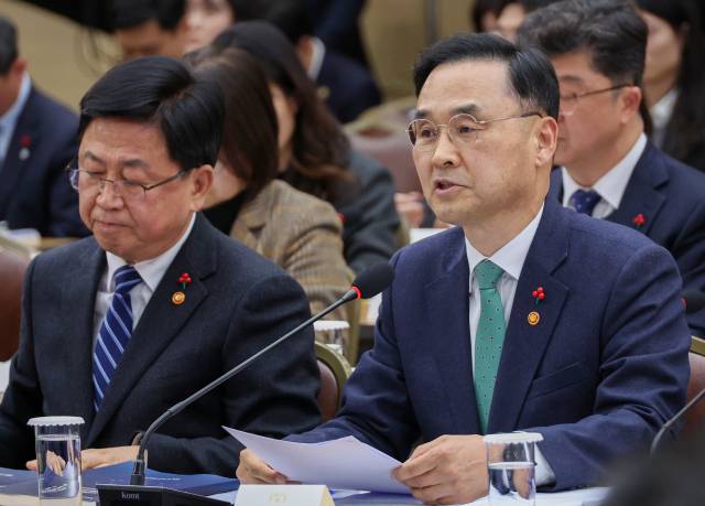 차정인(오른쪽) 국가교육위원장이 12일 세종시 정부세종컨벤션센터에서 이재명 대통령에게 업무보고를 하고 있다. 연합뉴스