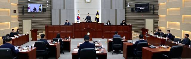 성주군의회는 11월 24일부터 19일간 진행된 제294회 제2차 정례 회를 끝으로 2025년 마지막 회기를 끝마쳤다. 성주군의회 제공