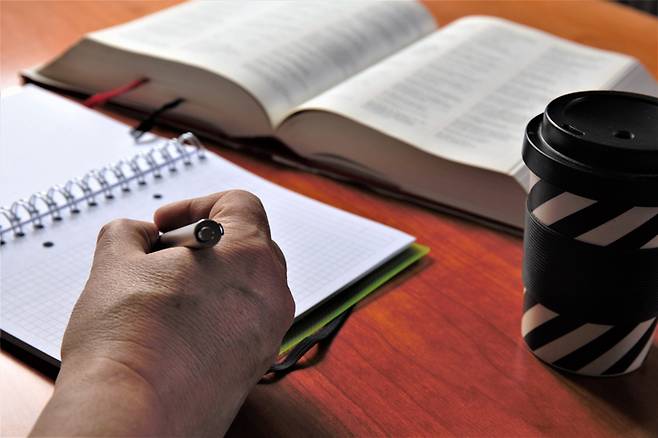 성경 불경 등 경전을 베껴 쓰는 필사나 캘러그래피 등 손글씨 쓰기를 하면 뇌의 노화 속도를 32%나 늦출 수 있다. 손글씨는 특히 노년층 뇌의 신경가소성(Neuroplasticity)을 자극하는 효과적인 수단이다. 손글씨를 꾸준히 쓰면, 굳어가는 뇌 신경망에 새로운 연결 통로가 생겨 뇌 기능을 보존하는 데 좋다. 사진=게티이미지뱅크