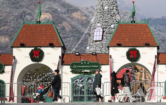 성탄절을 열흘 여 앞둔 14일 오후 서울 종로구 광화문광장에서 산타모자를 쓴 어린이가 동화 속 산타마을 콘셉트로 꾸며진 크리스마스 광화문 마켓을 둘러보고 있다. 2025.12.14/뉴스1 ⓒ News1 오대일 기자