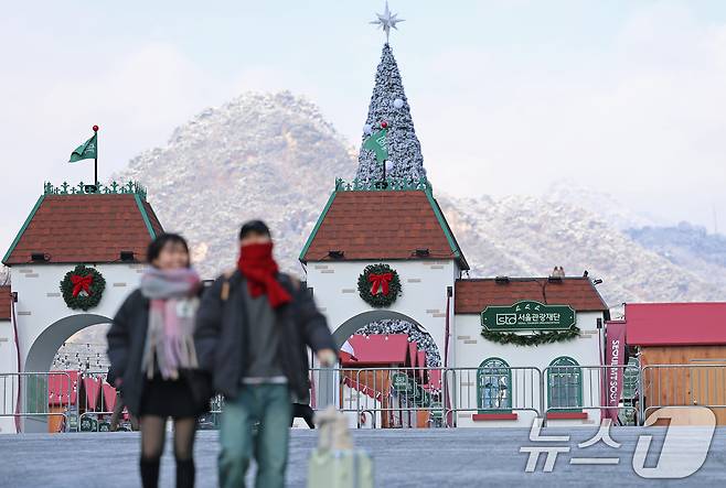 성탄절을 열흘 여 앞둔 14일 오후 서울 종로구 광화문광장을 찾은 시민들이 겨울동화 속 산타마을 콘셉트로 꾸며진 크리스마스 광화문 마켓을 둘러보고 있다. 2025.12.14/뉴스1 ⓒ News1 오대일 기자