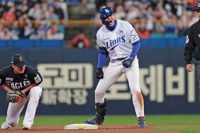 삼성 구자욱이 21일 대구삼성라이온즈파크에서 열린 2025 KBO 플레이오프 3차전 한화전에서 1회말 좌중간 2루타를 때린 후 포효하고 있다. 사진 | 삼성 라이온즈