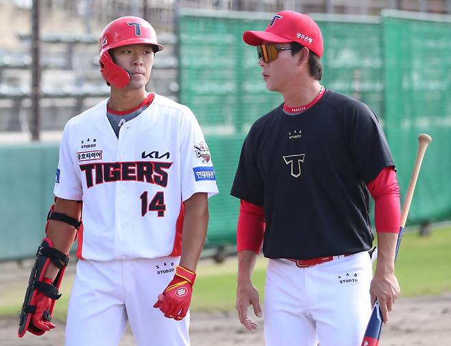 KIA 타이거즈 고영민 코치(오른쪽)가 김규성과 대화를 나누고 있다. 사진제공=KIA 타이거즈