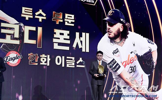 9일 서울 롯데호텔월드에서 KBO 골든글러브 시상식이 열렸다. 한화 폰세가 투수부문 골든글러브를 수상했다. 대리수상하고 있는 한화 손혁 단장. 잠실=송정헌 기자songs@sportschosun.com/2025.12.09/
