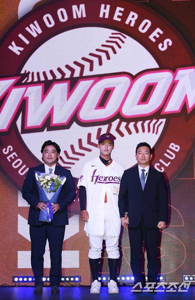 2026 KBO 신인 드래프트가 17일 서울 롯데호텔월드에서 열렸다. 키움에 1라운드 지명된 북일고 박준현이 기념촬영을 하고 있다. 잠실=박재만 기자 pjm@sportschosun.com/2025.09.17/