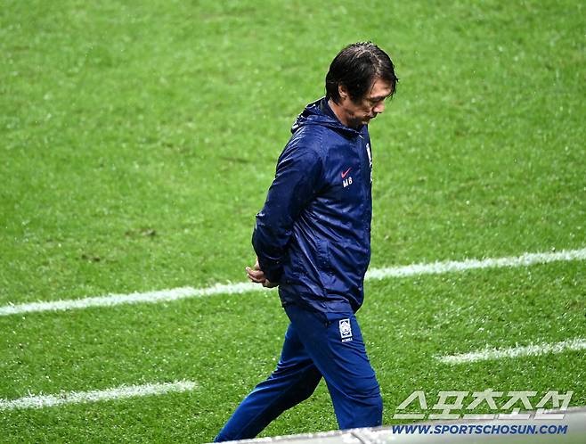 10일 서울월드컵경기장에서 열린 대한민국 축구대표팀과 브라질의 A매치 평가전, 홍명보 감독이 찬스가 무산되자 아쉬워하고 있다. 상암=허상욱 기자wook@sportschosun.com/2025.10.10/