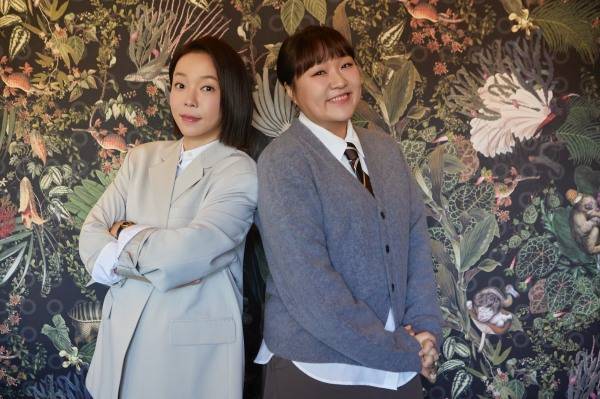 코미디언 정이랑(왼쪽)과 이수지. 쿠팡플레이