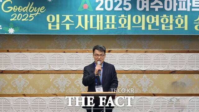 김영집 아파트입주자대표회의연합회 여수지회장이 14일 문수동 다다 한정식에서 열린 송년회에서 인사말을 하고 있다. /고병채 기자