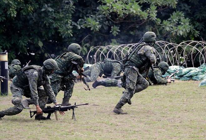 2일(현지시간) 대만 북동부 이란현 일대에서 진행된 예비군 훈련의 모습. AP연합뉴스
