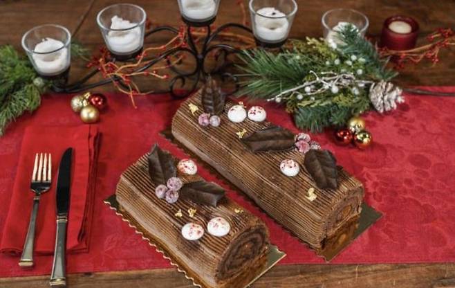 초콜릿을 이용해 롤케이크를 통나무 모양으로 만든 뷔슈 드 노엘. 생오노레블랑제리 홈페이지