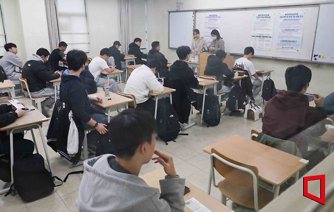 2026학년도 대학수학능력시험이 실시된 13일 오전 서울 용산구 용산고등학교에서 수험생들이 시험 준비를 하고 있다. 사진공동취재단