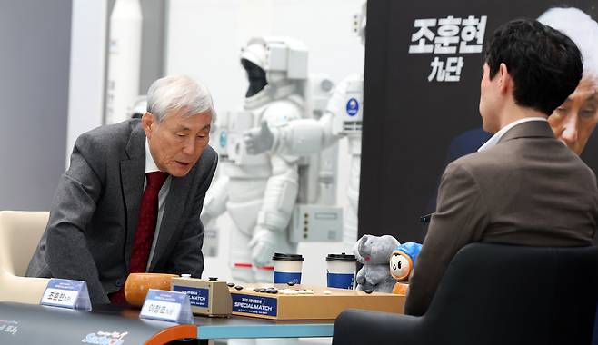 조훈현 9단과 이창호 9단이 지난 11월 17일 경남 사천 항공우주과학관에서 열린 특별 대국에서 만난 모습. /연합뉴스