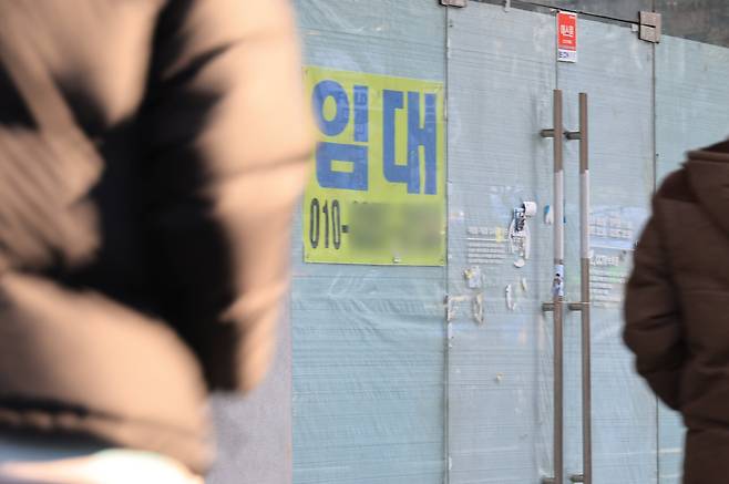 서울 종로 대로변의 임대 문구가 붙은 상가 앞을 시민이 지나고 있다./연합뉴스