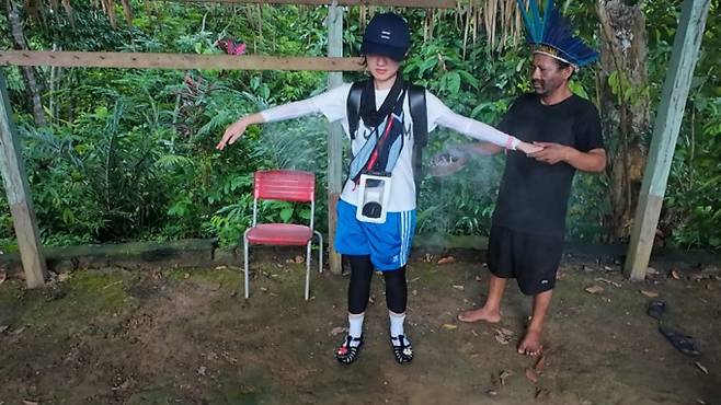 브레우 나무의 수지를 모아 만든 향을 장효빈 기자에게 피워주고 있다. 어린이과학동아 제공