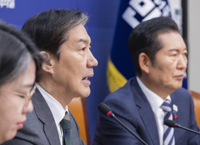 조국 조국혁신당 대표가 12일 국회에서 열린 더불어민주당ㆍ개혁진보 4당 정치개혁 연석회의에서 개혁 방향에 대해 말하고 있다. [연합뉴스]