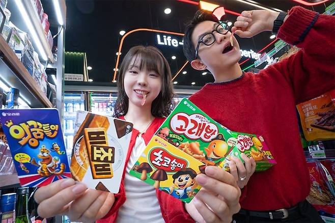 모델들이 오리온 '까까맛 교통카드' 4종을 소개하고 있다. 코리아세븐 제공