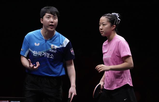 <yonhap photo-0171=""> (251213) -- HONG KONG, Dec. 13, 2025 (Xinhua) -- Lim Jonghoon/Shin Yubin (R) of South Korea react during the mixed doubles final match between Wang Chuqin/Sun Yingsha of China and Lim Jonghoon/Shin Yubin of South Korea at the WTT Finals Hong Kong 2025 in Hong Kong, south China, Dec. 13, 2025. (Xinhua/Lui Siu Wai)/2025-12-14 00:46:46/ <저작권자 ⓒ 1980-2025 ㈜연합뉴스. 무단 전재 재배포 금지, AI 학습 및 활용 금지></yonhap>