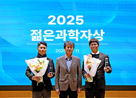 2025 젊은 과학자상 시상식에서 송호준 에코프로 대표(가운데)가 에너지 분야 수상자 UST(과학기술연합대학원대학교) 전기기능소재공학 박준우 교수(오른쪽), 환경 분야 수상자 연세대학교 화공생명공학과 김대우 교수(왼쪽)와 기념사진을 촬영하고 있다.    [사진=에코프로]