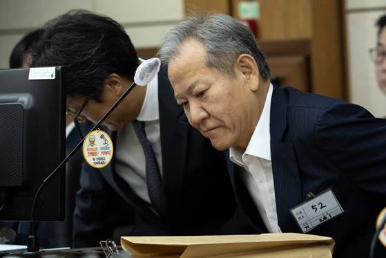 이상민 전 행정안전부 장관이 지난 10월 17일 서울 서초구 서울중앙지법에서 열린 내란 중요임무 종사 등 혐의 첫 공판기일에 출석하고 있다. 연합뉴스