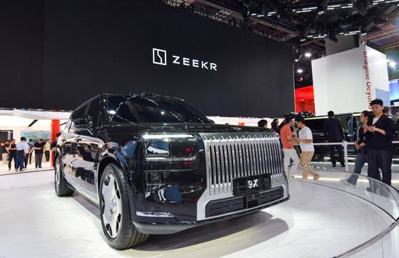 중국 전기차 브랜드 지커(Zeekr)의 플러그인 하이브리드 SUV ‘지커 9X’가 지난 4월 중국 상하이에서 열린 ‘오토 상하이 2025’에 전시돼 있다. 로이터=연합뉴스