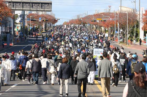 지난달 30일 제주시 연삼로 일대에서 열린 제주도 주최 2025 제2회 차 없는 거리 걷기 행사 참가자들이 차량 통행이 통제된 도로를 걷고 있다. 연합뉴스