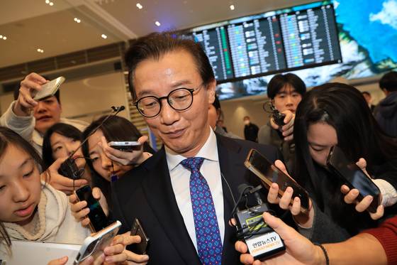 통일교로부터 금품을 수수했다는 의혹이 제기된 전재수 해양수산부 장관이 11일 오전 'UN해양총회' 유치 활동을 마친 후 인천국제공항 제2여객터미널을 통해 귀국해 입장을 밝힌 후 공항을 빠져나가고 있다. 김경록 기자