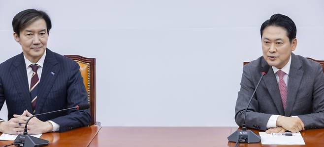 ▲국민의힘 장동혁 대표(오른쪽)가 1일 국회에서 조국혁신당 조국 대표를 만나 인사말을 하고 있다. [연합뉴스]