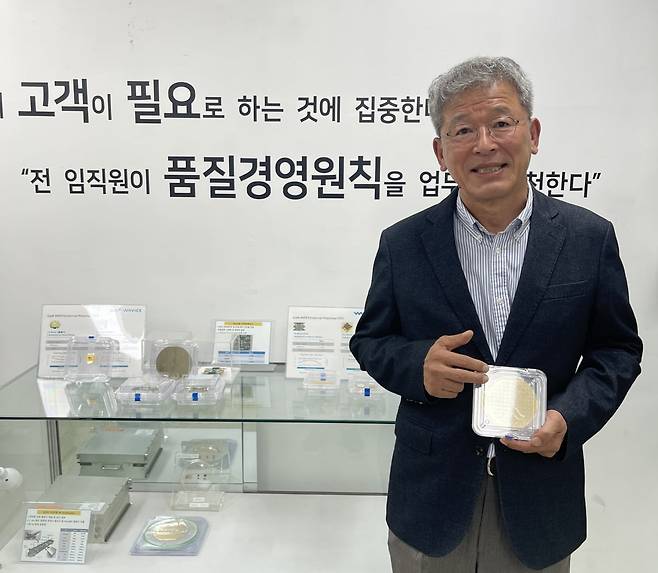 한민석 웨이비스 대표가 주력 제품인 RF GaN 반도체에 대해 설명하고 있다. 황정환 기자