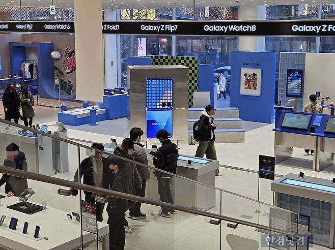 지난 11일 서울 마포구 삼성스토어 홍대에서 방문객들이 매장을 둘러보고 있다. 사진=박수빈 기자